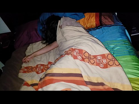 ❤️ Üvey oğul, genç üvey annesini uyurken azarlıyor. ❤❌ Seks videosu bizde ️❤